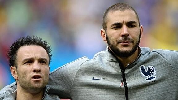 Benzema (d) y Valbuena, con la selección francesa. 