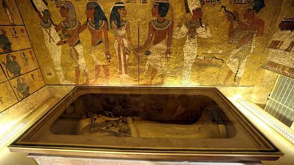 Sarcófago dorado del faraón Tutankamón en la cámara funeraria del Valle de los Reyes, en Egipto.