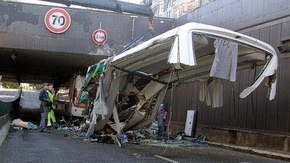 Restos del autobús que transportaba a sesenta estudiantes españoles de Bilbao a Amsterdam que se empotró en un túnel en Lille. 