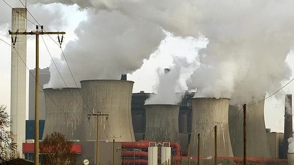 Chimeneas de las torres de refrigeración de la planta de energía de lignito de Colonia.