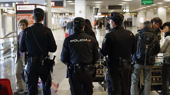 Agentes de la Policía Nacial patrullan la terminal 1 del aeropuerto Adolfo Suárez Madrid-Barajas.