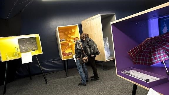 Visitantes en la muestra de la Caixa.