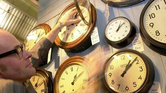 Relojero de Londres adelanta sus relojes para adecuarlo al horario de verano.