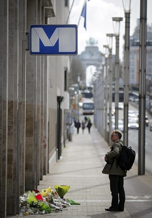 Ún hombre, junto a la estación de Maalbeek.