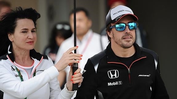 Alonso camina por el 'paddock' en Baréin. 