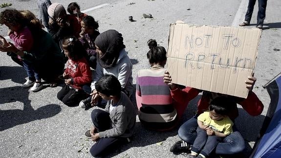 Refugiados se manifiestan para reclamar la apertura de fronteras cerca de Idomeni. 