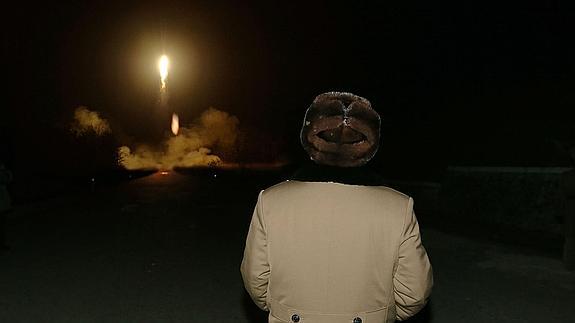 Kim Jong-un supervisa el lanzamiento de un misil balísitico.
