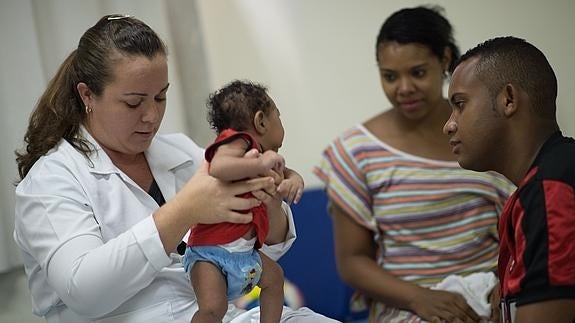 Terapeuta tratando a un bebe con microcefalia en Salvador; Brasil.