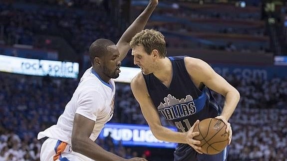 Ibaka (i.), durante el partido. 