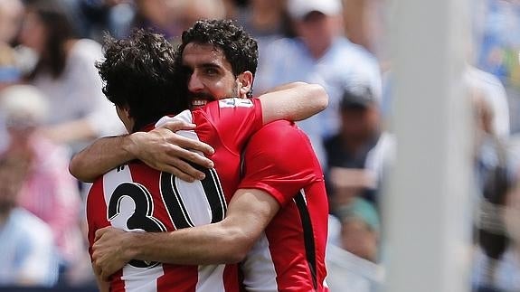 Raúl García celebra su gol con Lekue. 