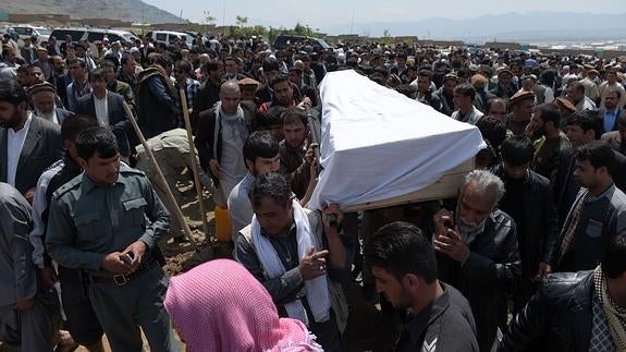 Funeral por una de las víctimas del atentado en Kabul.