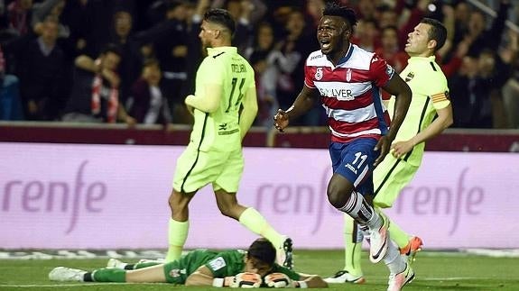 Isaac Success (c) celebra su gol al Levante. 