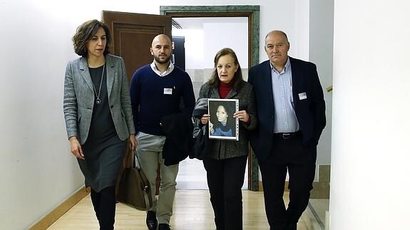 La diputada por Madrid Irene Lozano, la pareja de Maloma Morales y sus padres adoptivos.