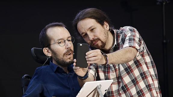 Pablo Echenique y Pablo Iglesias durante el acto de Podemos en Pamplona.