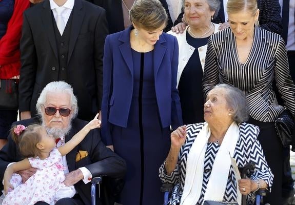 La reina Letizia conversa con Maria del Socorro Gordillo, esposa del Premio Cervantes Fernando del Paso, que aparece con su bisnieta.