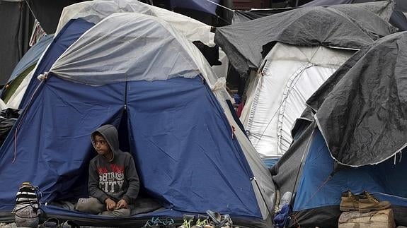 Un niño sentado en una tienda en Idomeni.