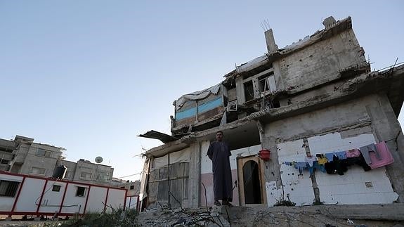 Un hombre, junto a su casa dañada por ataques aéreos en la ciudad de Gaza. 