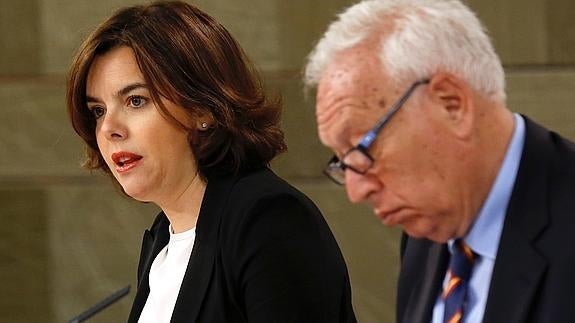 José Manuel García Margallo y Soraya Sáenz de Santamaría, tras el Consejo de Ministros.