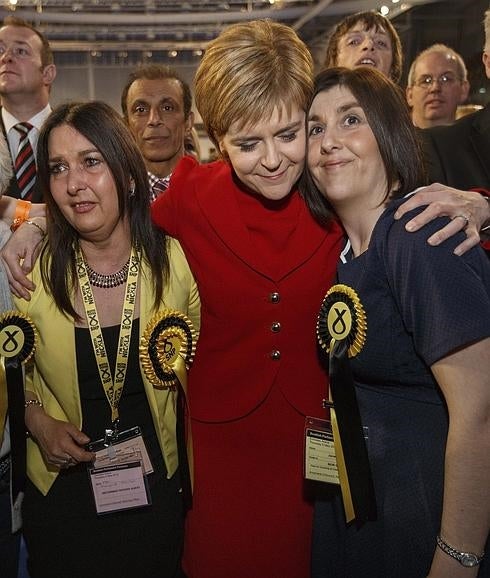 Nicola Sturgeon, líder del Partido Nacionalista Escocés, sigue el escrutinio. 