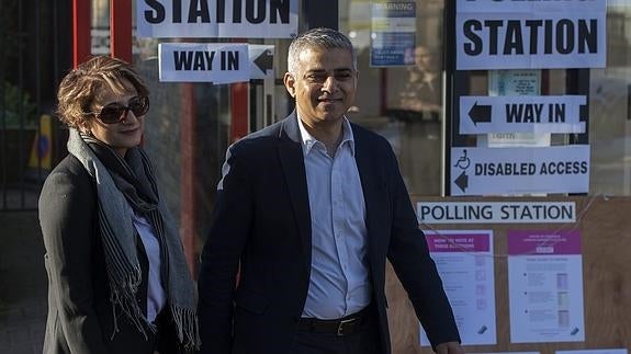 Sadiq Khan, junto a su esposa, tras ejercer su derecho al voto.