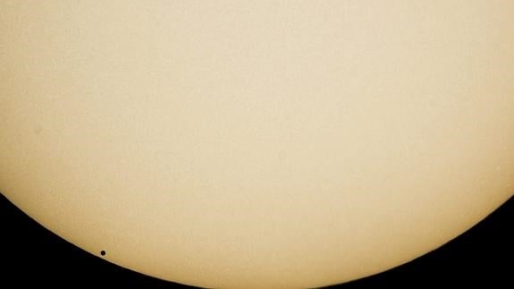 Vista general del tránsito de Mercurio por el Sol (i-abajo) desde Hungría.