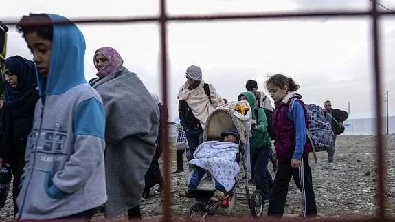 Refugiados a su llegada al campo de registro en la frontera entre Grecia y Macedonia. 