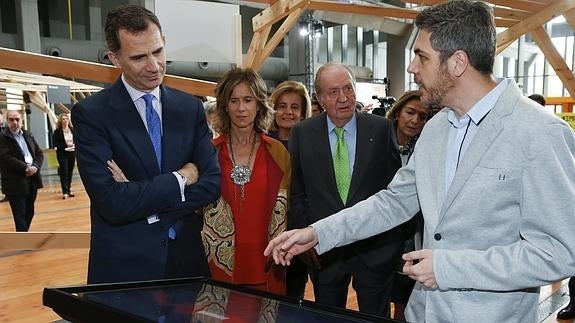 Felipe VI, junto al Rey emérito, Juan Carlos I, durante el acto central anual de la Fundación Cotec.