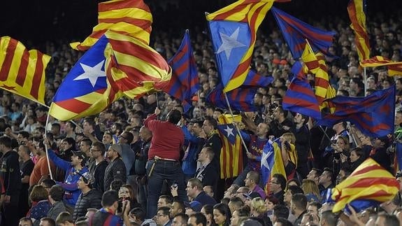 Aficionados del Barça con banderas independentistas en el Camp Nou.