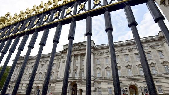 Vista del palacio de Buckingham desde la valla exterior que lo rodea.