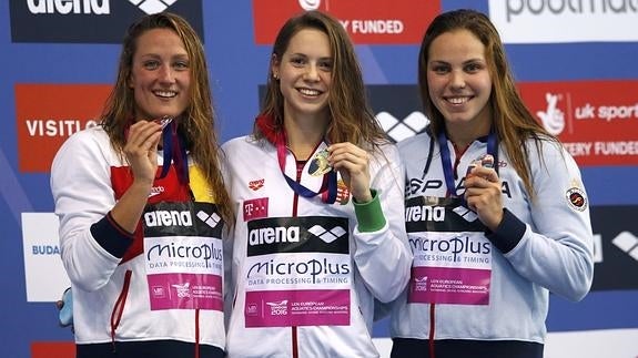 Mireia Belmonte (i) y María Vilas (d), con sus medallas. 