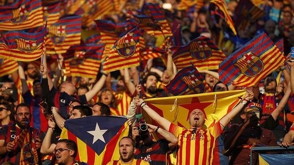 Varios aficionados del Barça en el Vicente Calderón. 