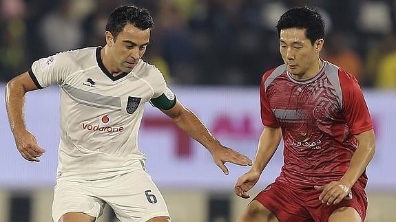 Xavi Hernández (i), como capitán del Al Sadd. 