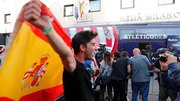 Aficionado del Atleti a la llegada de los rojiblancos al hotel. 