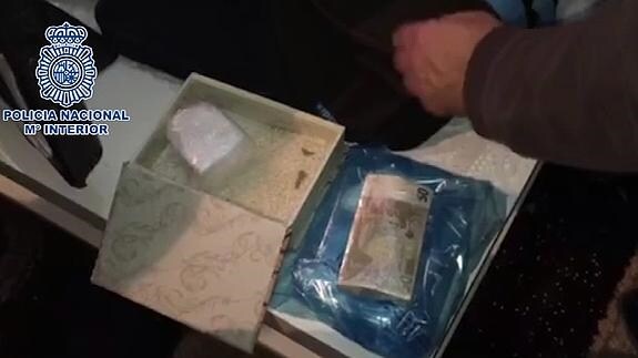 Escondidos en el doble fondo de un armario encontraron 549 gramos de cocaína en roca y 5.000 euros.