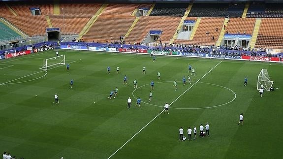 Los jugadores del Real Madrid en un entrenamiento en San Siro.