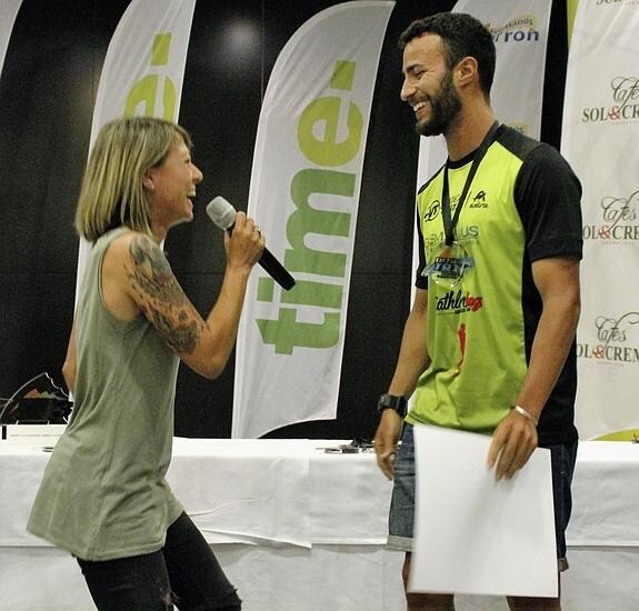 El triatleta Javier Lorente y su novia María Vasco.