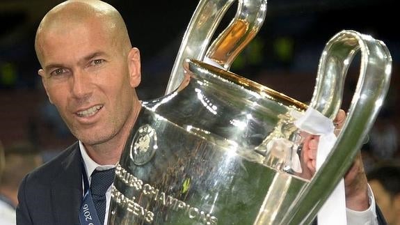 Zidane posa con la Copa de Europa. 