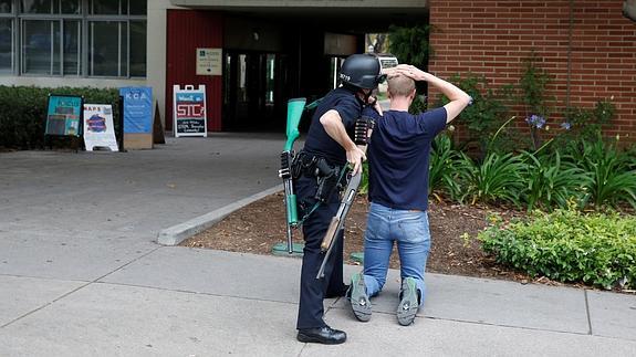 Un agente registra a un estudiante en el campus de la Universidad de California.