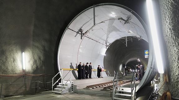 Inauguración del túnel ferroviario de San Gotardo.