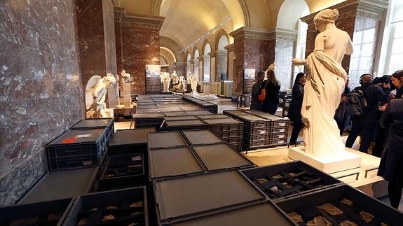 El Louvre traslada varias obras a pisos superiores debido a las inundaciones.