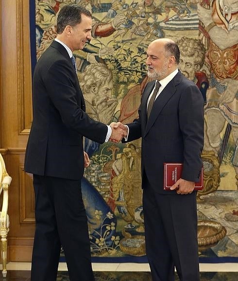 El Rey estrecha la mano de Francisco Pérez de los Cobos.