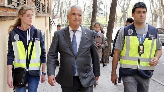 Luis Pineda (c) presidente de la Asociación de Usuarios de Servicios Bancarios (Ausbanc).