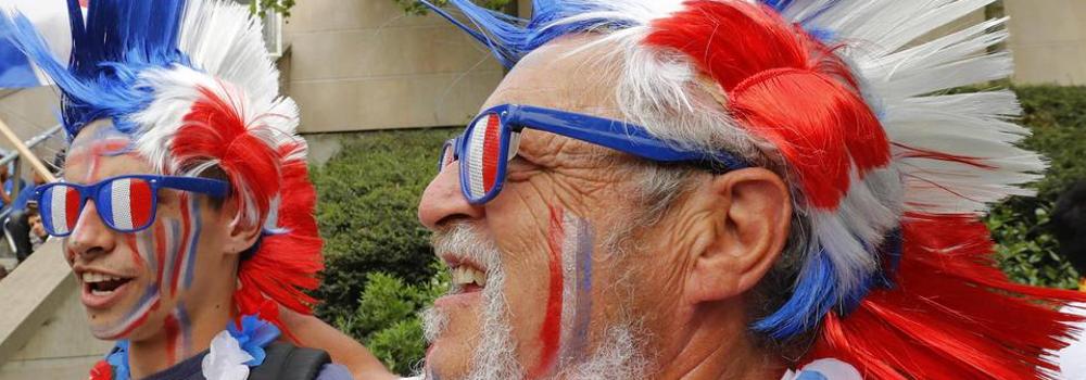 Aficionados franceses se disponen a animar a su equipo en el partido inaugural. 