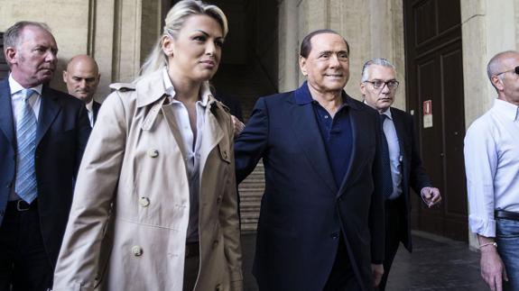 El exprimer ministro italiano, Silvio Berlusconi, y su novia Francesca Pascale.