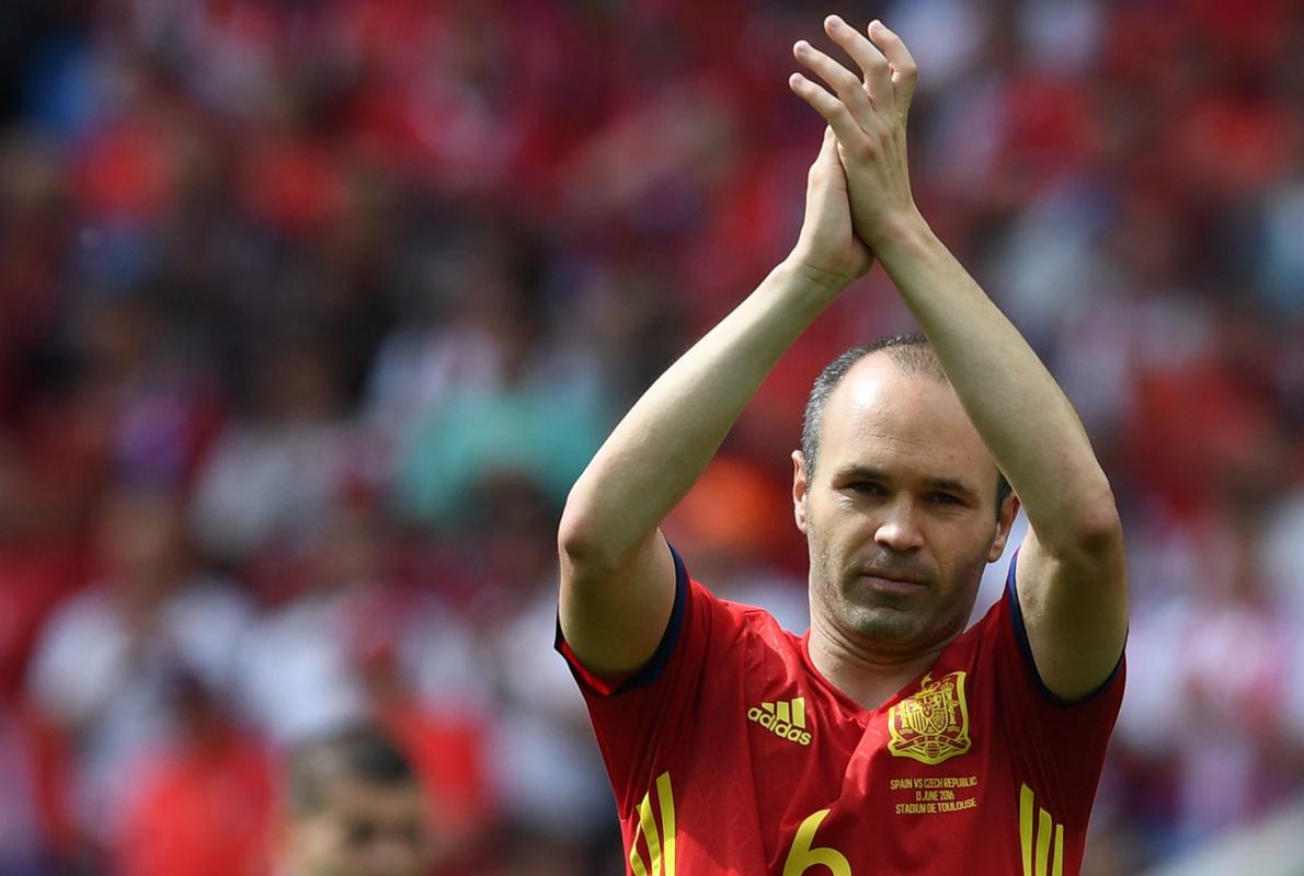 Iniesta aplaude al público tras el debut de España. 