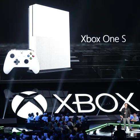 Phil Spencer presenta la nueva Xbox One S.
