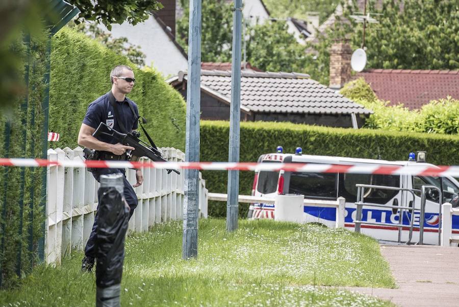 Miembro de la policía junto al perímetro de seguridad establecido en la residencia de los asesinados.