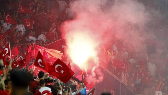 Aficionados turcos durante el partido contra España.