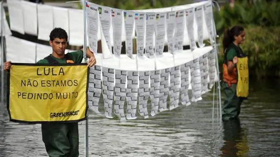 Activistas de Greenpeace se manifiestan en Brasilia.