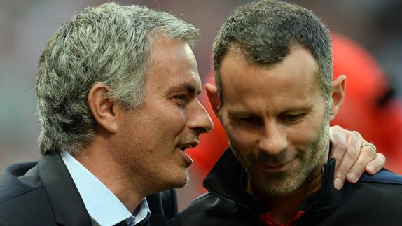 Mourinho habla con Giggs durante un partido. 